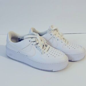 Air Force 1 Sage Low Sneaker in White
Nike size 7